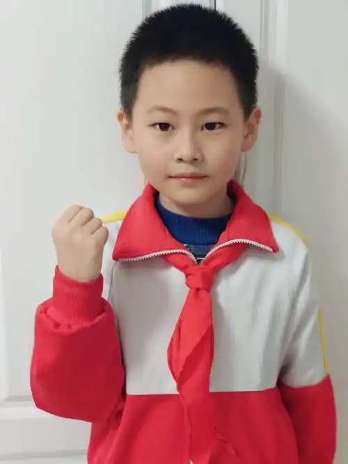 《抗击疫情 平凡的白衣天使》红领巾解说员/刘明鑫/德惠市实验小学二