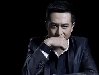 大胆亲吻戏!中老年演员舌舔嘴唇肿胀,亲吻如面条引发观众狂热!