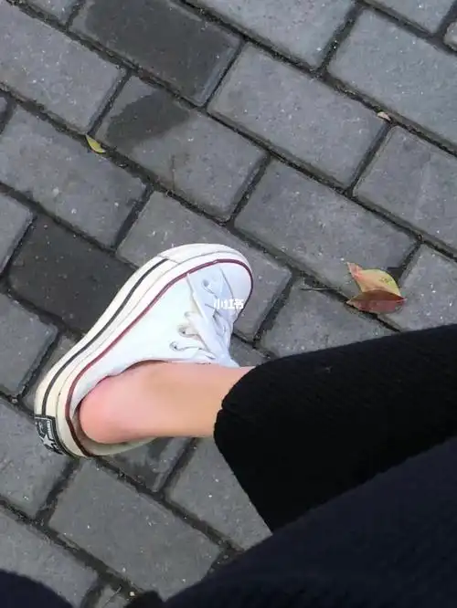 感觉很磨脚后跟,该怎么办#大脚女孩  #最常穿的鞋  #踩鞋后跟