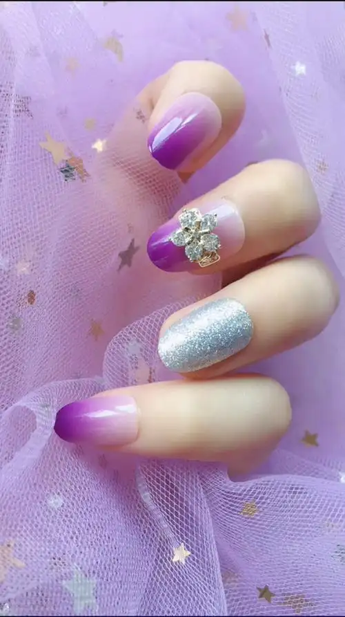 自带仙气的渐变美甲,淡淡的紫色,配以钻饰,十足的仙女范