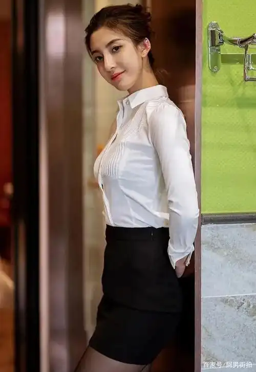 浓情热辣私人秘书制服装扮惹人联想