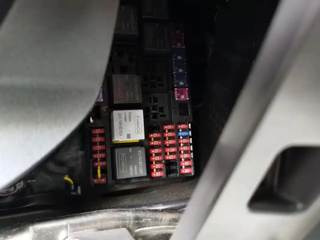 新全顺室内保险盒位置.