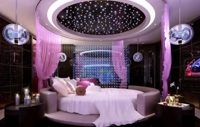 为何主题酒店喜欢用圆床?酒店服务员道出原因,驴友:难怪热销!