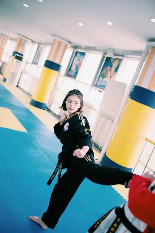 练跆拳道十一年 记得刚开始去学跆拳道还是麻麻擅自给我报的 在二