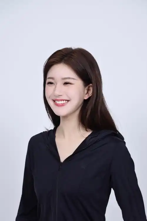 赵露思以9宫格证件照的形式开启夏至,wink,嘟嘴,比耶.