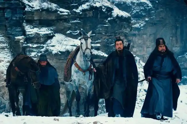 27岁的诸葛亮毫无经验,47岁的刘备为何三顾茅庐?原因并不简单