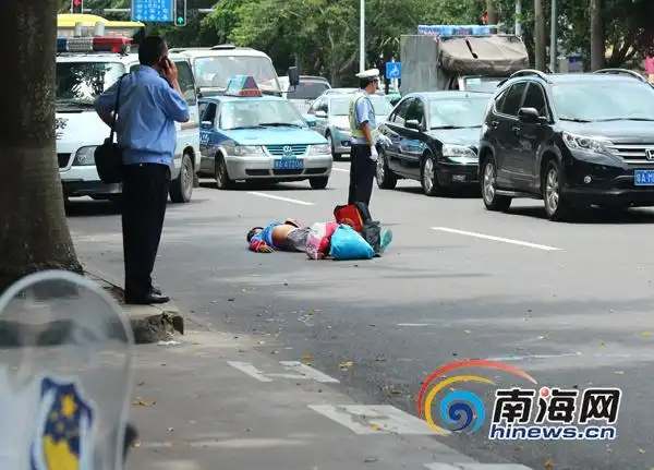 海口:女子马路上倒地身亡 疑突发疾病所致[图]