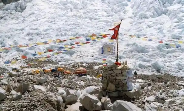 珠峰上的睡美人,绿靴子,20年来无人敢动,为何不在山下安葬?