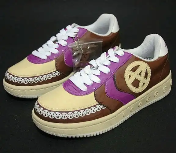 那个鞋子的品牌是a字开头的.但不是adidas.在香港才能买到.