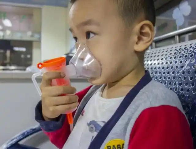 孩子咳嗽,用雾化治疗比输液治疗危害大?到底该选哪一种?