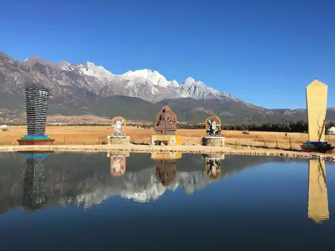 玉龙雪山脚下甘海子牧场.