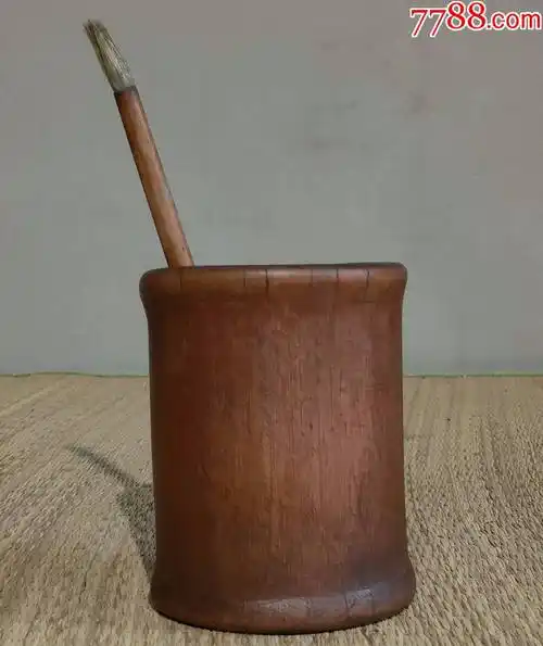 清代竹根雕笔筒