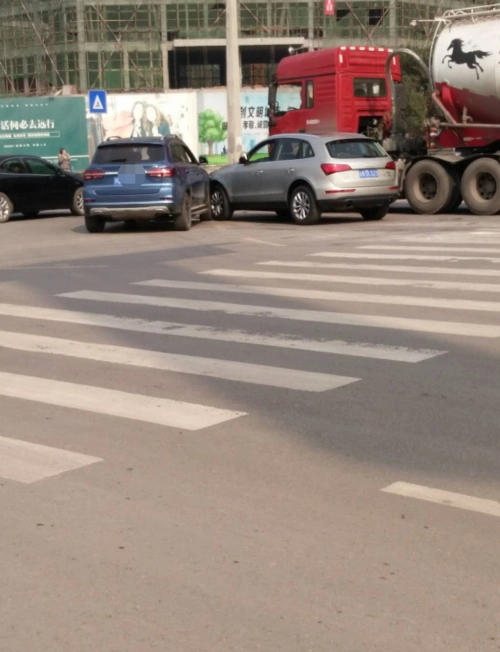 红绿灯还是坏的,富顺二环路红绿灯口又出事了