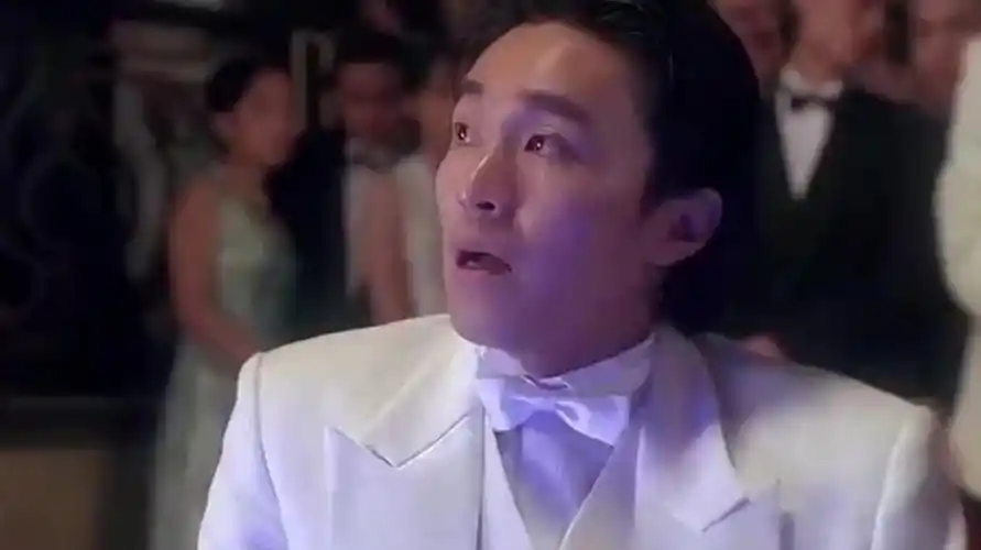 星爷连牌都不看就梭哈,看了底牌后秒怂:先梭一半可以吗?