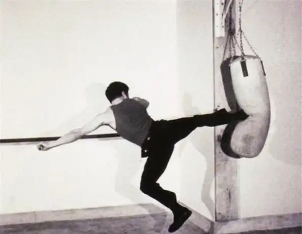 1秒钟踢6脚挥9拳,李小龙真是"天赋异禀"?其实他摘掉了汗腺