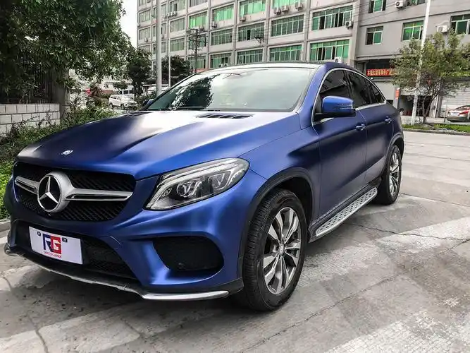 汽车贴膜成为一种时尚,让车看起来更酷又充满神秘感,这也吸引很多车主