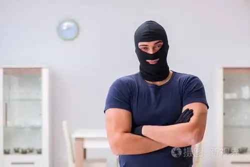抢劫犯戴头套窃取有价值的东西
