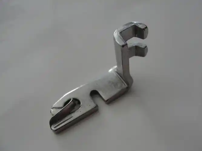 家用老式黑头缝纫机卷边压脚