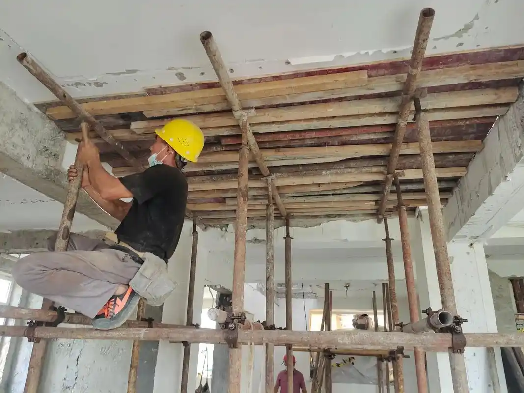 现场浇筑混凝土楼板楼梯.