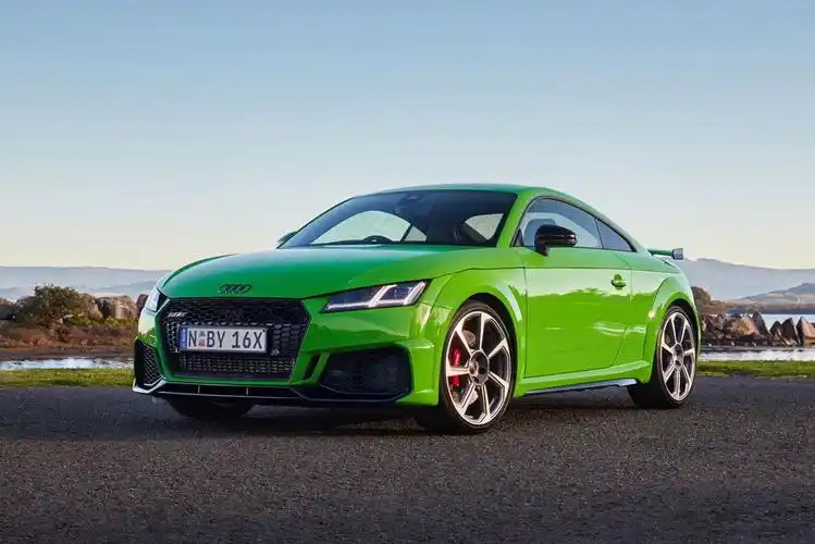 奥迪ttrs这个绿色涂装很时尚性能也够强悍