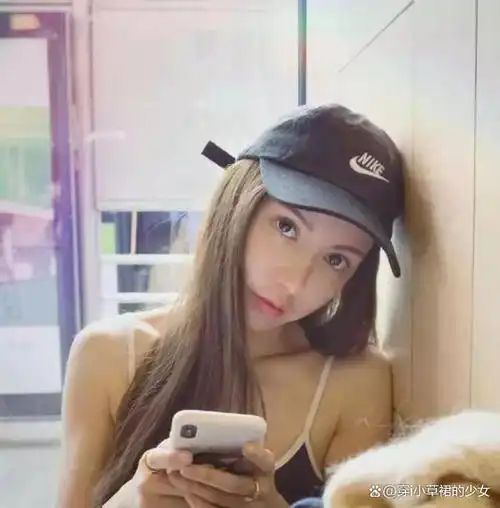 萧潇,今年刚好四十岁整,看上去却像是三十岁的少女,常常被人羡慕为"笑