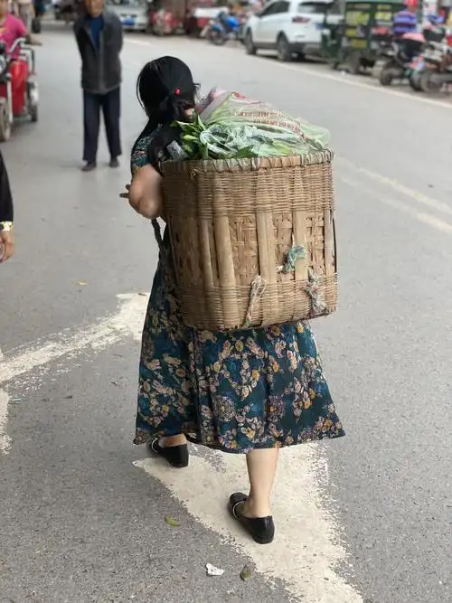 走在镇上,处处可见身背重物的女性.摄影 易小荷