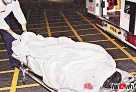 在2003年的四月一号,哥哥张国荣跟世人开了一个天大的玩笑.