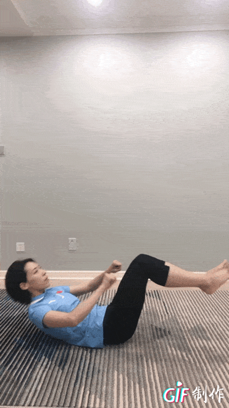 划桨式屈腿两头起进阶版每组20次,5组建议练习数量:核心肌群锻炼肌肉