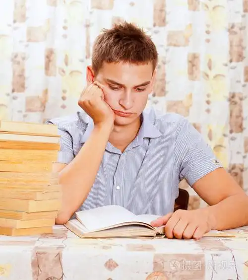 青年学生勤奋学习的人的肖像