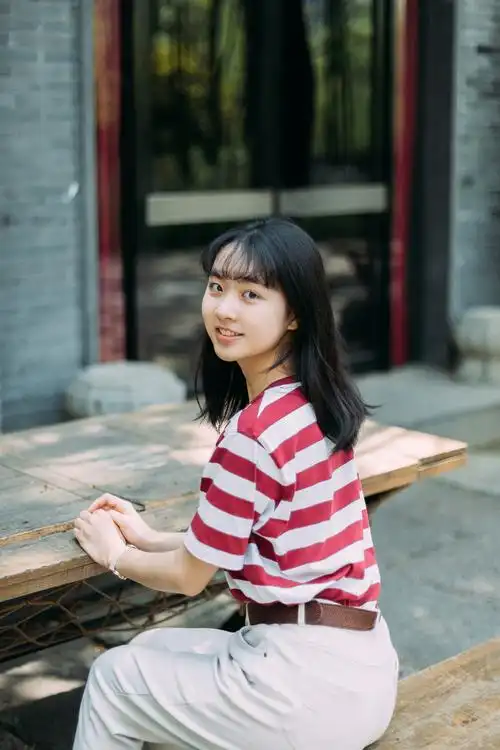 我那卑微而沉默的17岁,只有窗外蝉鸣伴清风.