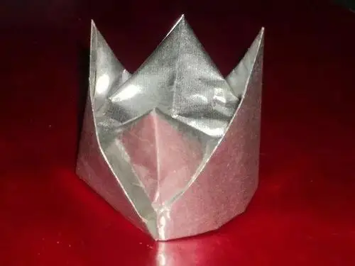 吹这玩意儿还要有技巧,小孩子们就坐在板凳上吹锡箔元宝,大人在厨房