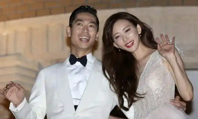 林志玲与日本丈夫共进晚餐!丈夫揽着她的腰,将她抱进了车里