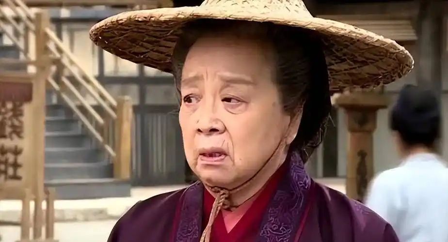 容嬷嬷李明启现身晚会彩排,87岁走路带风,穿200元平价鞋引热议_丈夫