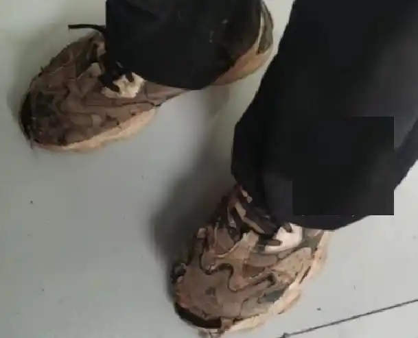 妈妈跑了,爸爸再婚,小学生穿一双烂鞋让人心疼,老师做法很暖心