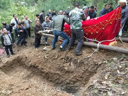 都已经离婚了,你妈去世你来找我干嘛?