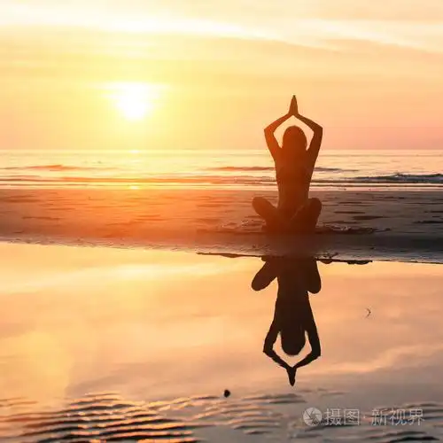 女人练瑜伽在海滩上照片-正版商用图片1lb2kt-摄图新视界