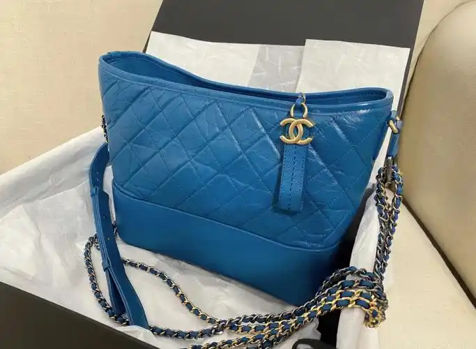 拿到她,开箱的那一刻真的好开心,颜色也是更时尚的湖蓝?孔雀蓝?