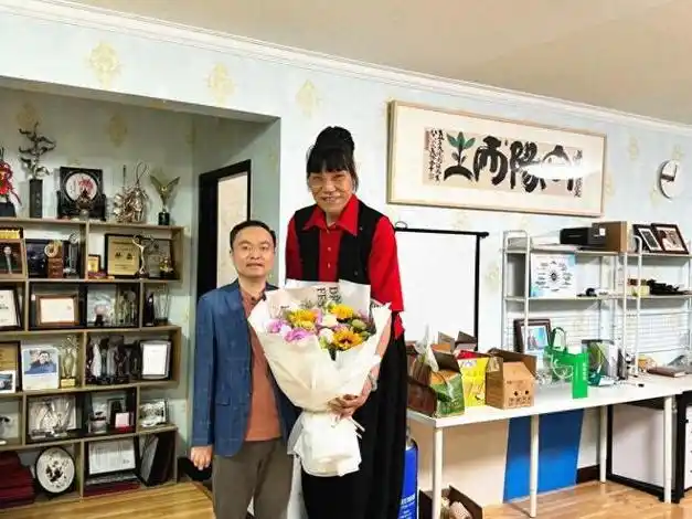 郑海霞做感人决定现身蔡磊直播间57岁无儿无女丈夫神秘消失