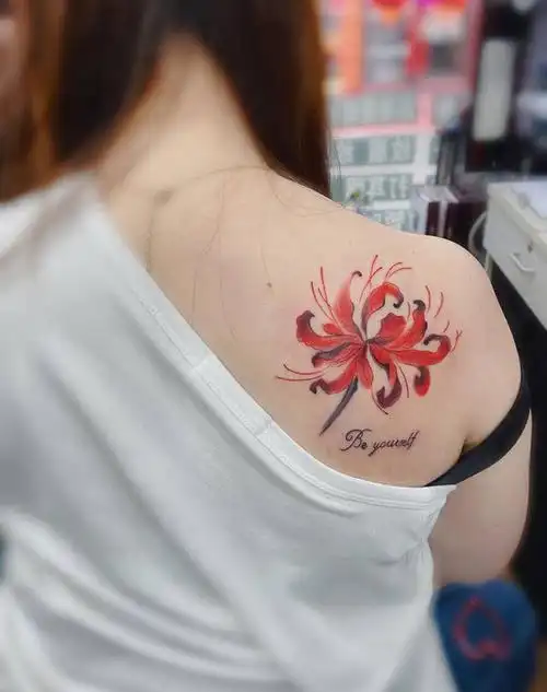 彼岸花纹身图片_背部水彩纹身图案
