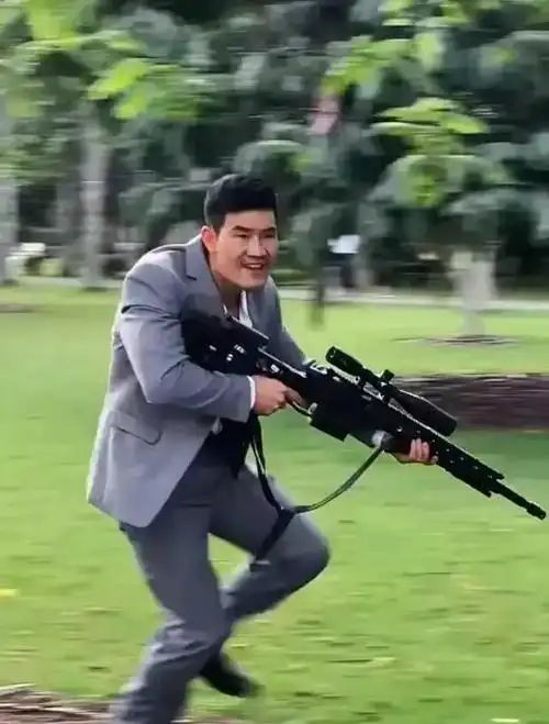 嘎子哥表情亮了,他以前演八路,现在直接成了"八格牙路"