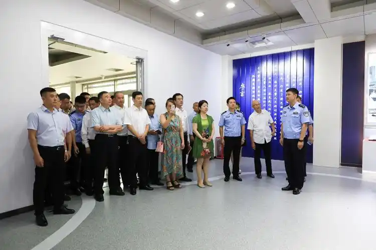 鲁南制药车队一行到临沂市公安局交警支队直属二大队开展"警民携手