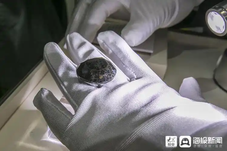 这颗钻石名为"korloff noir ",始于一颗神秘的200克拉黑色钻石原石