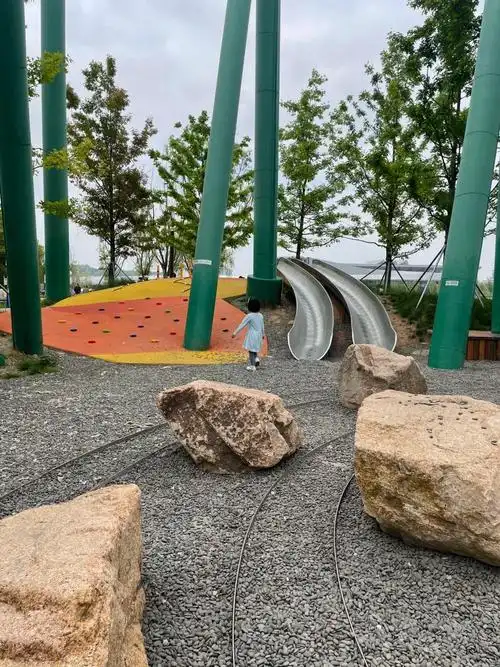 狮子山片区,一共有三个游乐设施,如图所示.