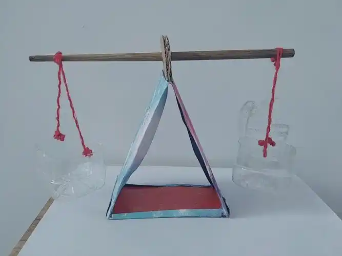 通过手工制作天平,可以让学生掌握一定的技能和技巧,了解常用材料的