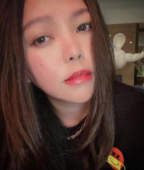 49岁张惠妹罕晒自拍美照,身材暴瘦,冻龄v脸获网友称赞