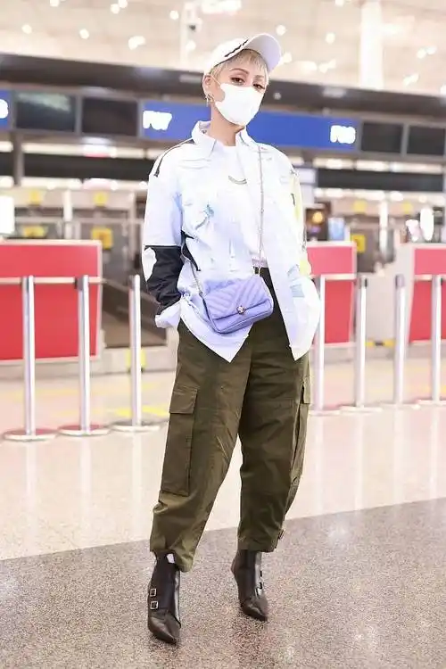 宁静亮相机场显潮范儿 工装裤配高跟短靴