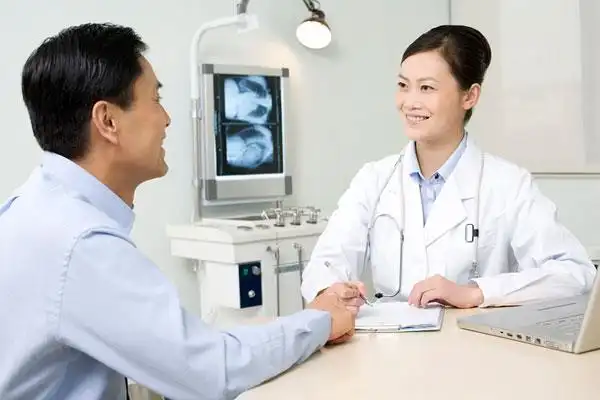 医生给病人看病_全景网