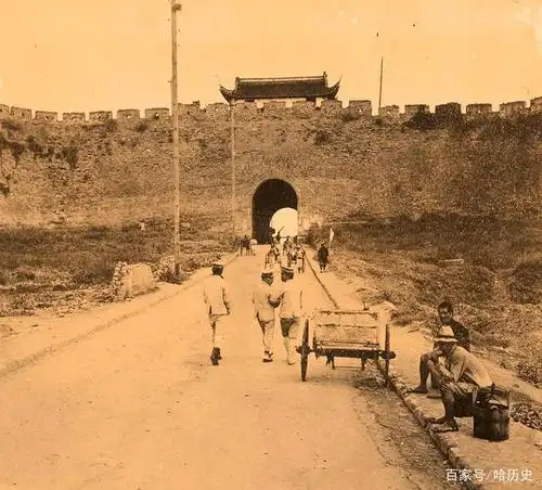 老照片:1913年南京江南贡院全景,明孝陵四方城神功圣德碑亭