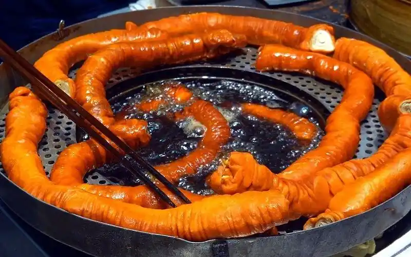 香港街头小吃 - 炸大肠 / 香港地道小食 / 庙街, 香港 / temple