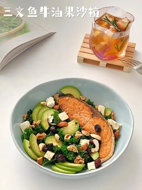 轻食简餐三文鱼牛油果沙拉健康高蛋白75